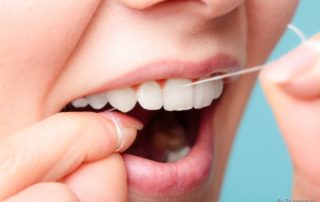 Fio dental: o correto é usar antes de escovar os dentes?