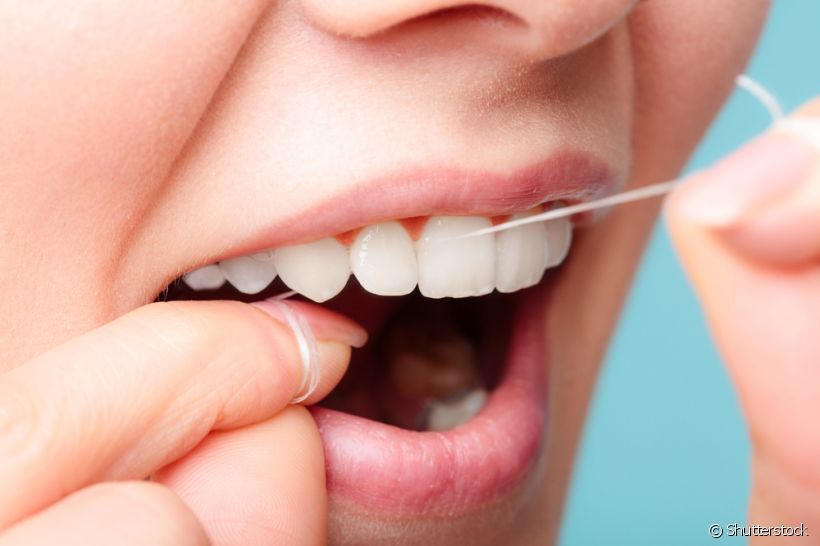 Fio dental: o correto é usar antes de escovar os dentes?